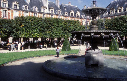 Square-Louis-XIII-place-des-Vosges---630x405---©-OTCP-Arnaud-Terrier---109-22_block_media_big